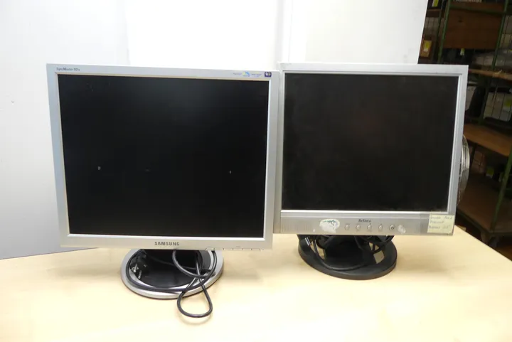 1x Samsung, 1x Beninea Monitor